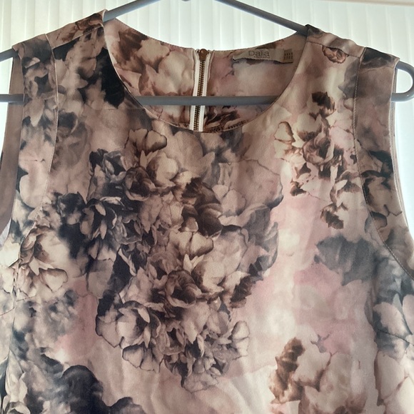 EUC Ladies sleeveless top - Picture 2 of 5